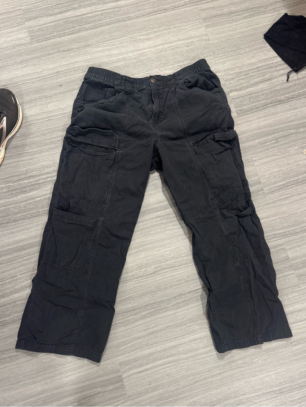 Aeropostale Black Cargo Pants with Multiple Pockets (Size XL)